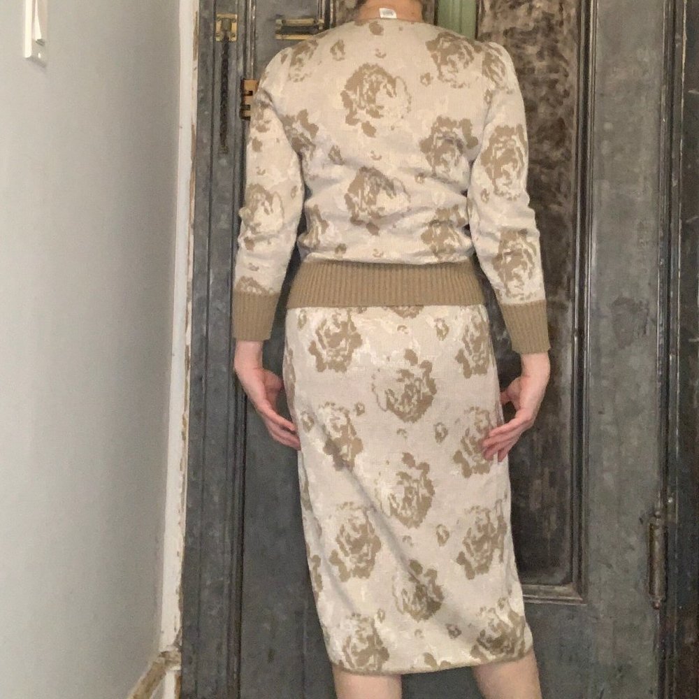 Vintage 80s cream and beige sweater and skirt matching set Victorian rose floral - Picture 3 of 7